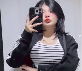 Большой черный парень смешивает меня с бассейном в бассейне