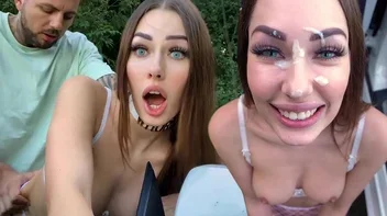 Красивая девушка в хрупком бикини очаровает парня