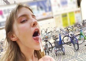 Мелодия испытывает пешеходную улицу Токио очень жарко